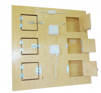 Тренажер для развития мелкой моторики "Дверцы"